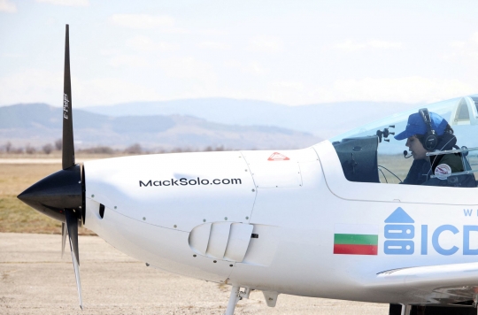 Sosok Pilot 16 Tahun yang Nekat Keliling Dunia Sendirian Pakai Pesawat Kecil