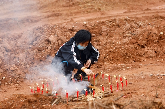 Ritual Mendoakan Korban di Lokasi Jatuhnya Pesawat China Eastern Airlines