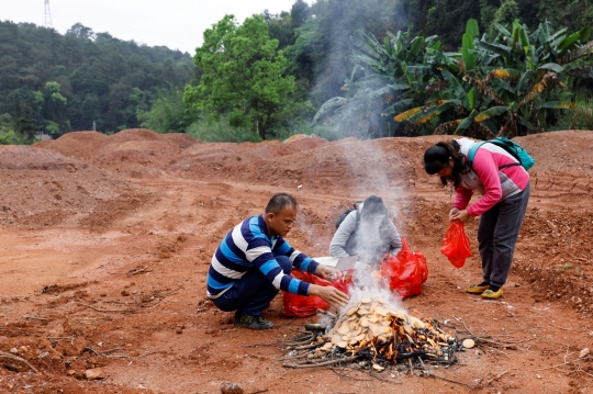 Ritual Mendoakan Korban di Lokasi Jatuhnya Pesawat China Eastern Airlines