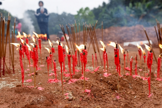 Ritual Mendoakan Korban di Lokasi Jatuhnya Pesawat China Eastern Airlines