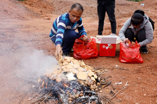 Ritual Mendoakan Korban di Lokasi Jatuhnya Pesawat China Eastern Airlines