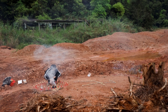 Ritual Mendoakan Korban di Lokasi Jatuhnya Pesawat China Eastern Airlines