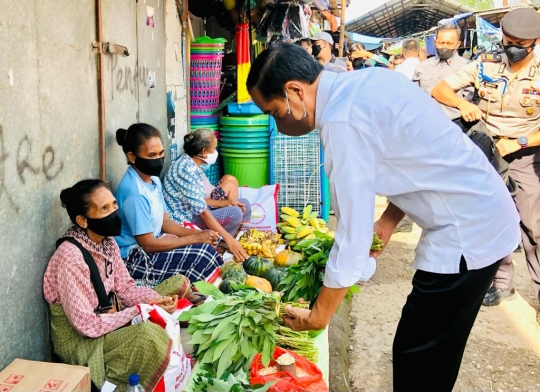 Gaya Jokowi Beli Sayuran Saat Blusukan ke Pasar Tradisional di Kupang