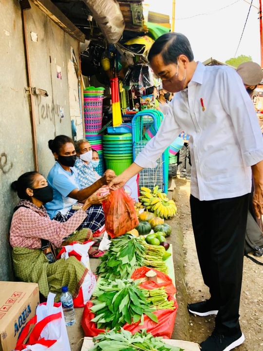 Gaya Jokowi Beli Sayuran Saat Blusukan ke Pasar Tradisional di Kupang
