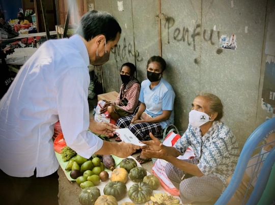 Gaya Jokowi Beli Sayuran Saat Blusukan ke Pasar Tradisional di Kupang