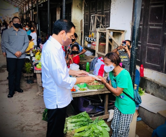 Gaya Jokowi Beli Sayuran Saat Blusukan ke Pasar Tradisional di Kupang