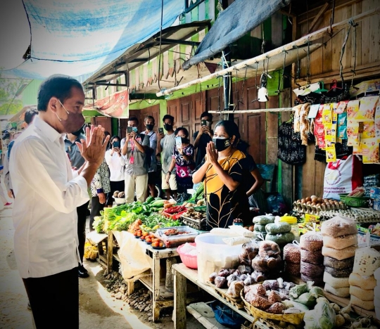 Gaya Jokowi Beli Sayuran Saat Blusukan ke Pasar Tradisional di Kupang