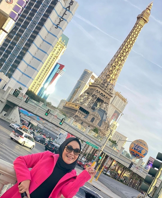 7 Potret Umi Kalsum Ibunda Ayu Ting Ting Liburan di Las Vegas