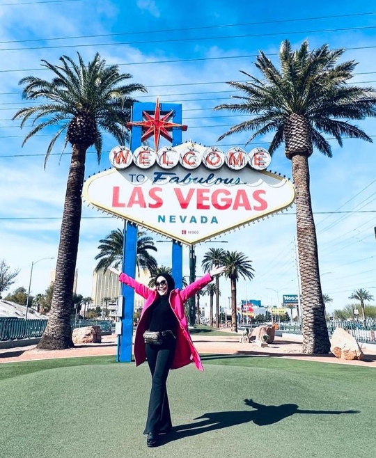 7 Potret Umi Kalsum Ibunda Ayu Ting Ting Liburan di Las Vegas