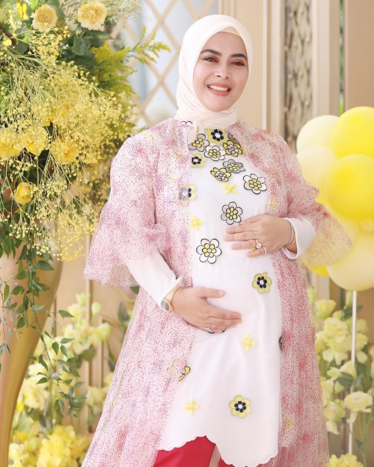 Potret Terbaru Aisyahrani Adik Syahrini di Kehamilan 4 Bulan, Perut Mulai Membesar