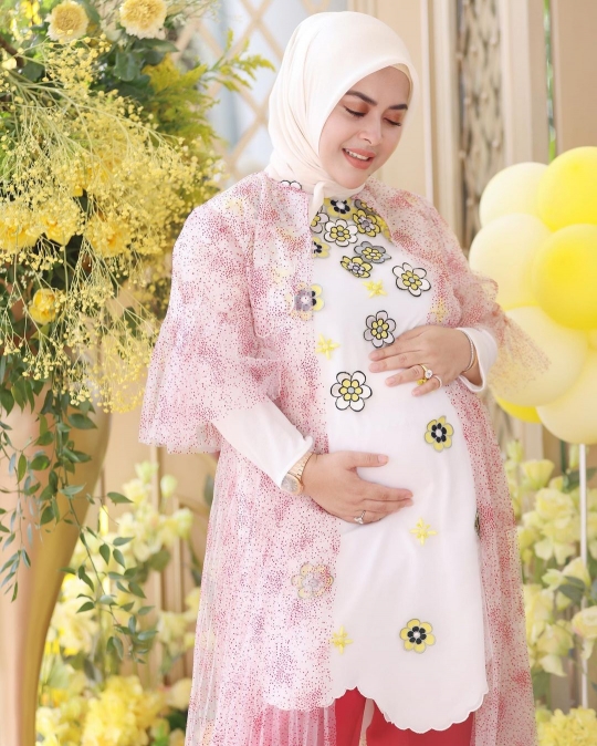 Potret Terbaru Aisyahrani Adik Syahrini di Kehamilan 4 Bulan, Perut Mulai Membesar
