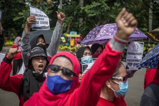 Aksi Demo Ibu-Ibu Terkait Mahalnya Harga Minyak Goreng