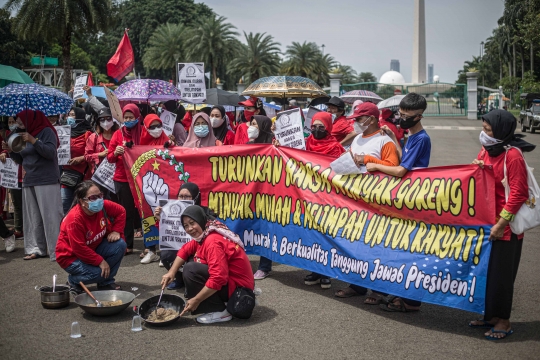 Aksi Demo Ibu-Ibu Terkait Mahalnya Harga Minyak Goreng