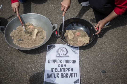 Aksi Demo Ibu-Ibu Terkait Mahalnya Harga Minyak Goreng