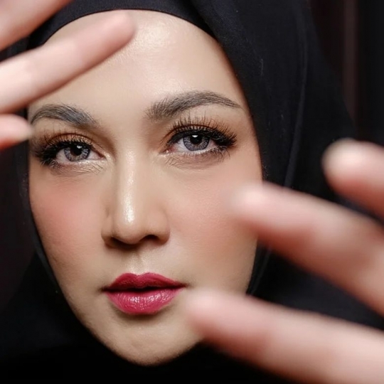 6 Potret Terbaru Dina Lorenza, Cantik dan Awet Muda di Usia 46 tahun