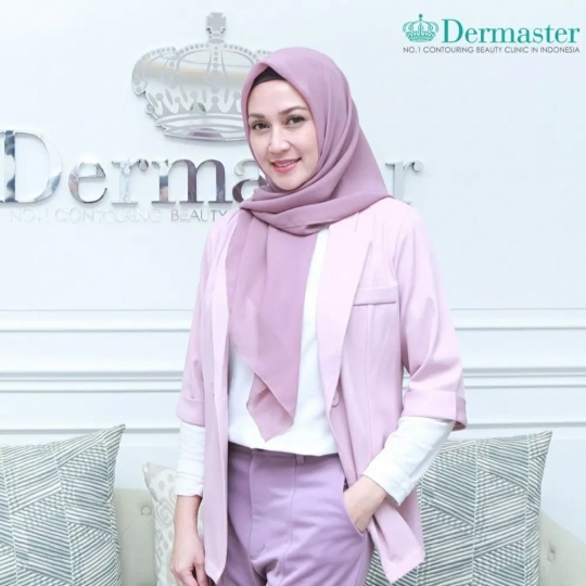 6 Potret Terbaru Dina Lorenza, Cantik dan Awet Muda di Usia 46 tahun