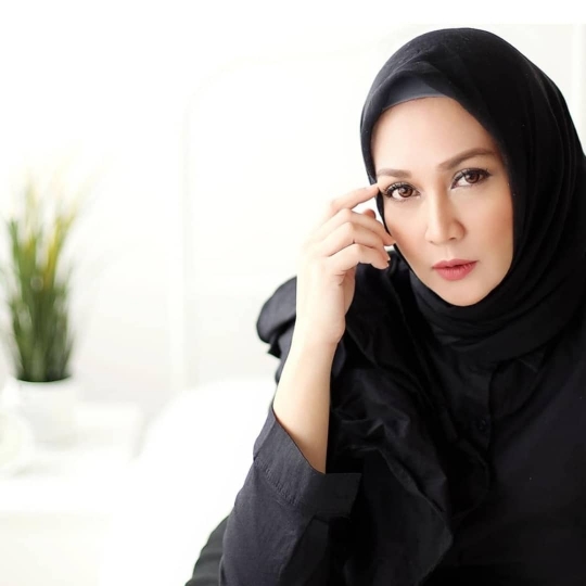 6 Potret Terbaru Dina Lorenza, Cantik dan Awet Muda di Usia 46 tahun