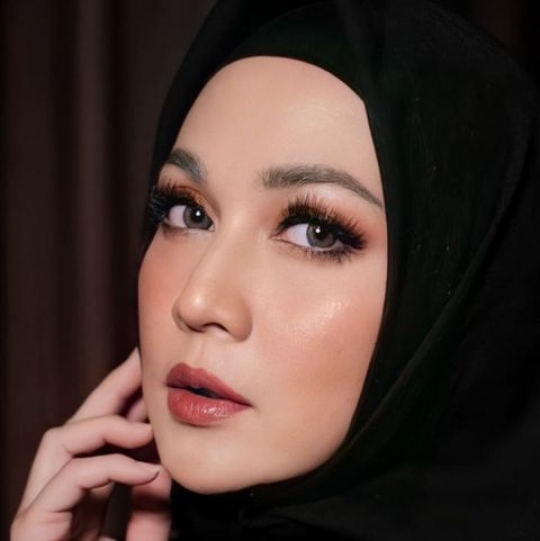6 Potret Terbaru Dina Lorenza, Cantik dan Awet Muda di Usia 46 tahun