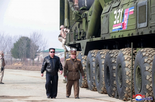 Girangnya Kim Jong-un Berhasil Uji Tembak Rudal Antarbenua Korut