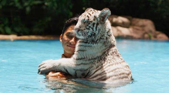 Potret Alshad Ahmad Berenang Bareng Harimau, Komentar Tiara Andini Jadi Sorotan