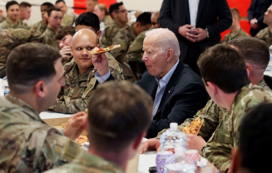 Joe Biden Temui Pasukan AS di Dekat Perbatasan Ukraina