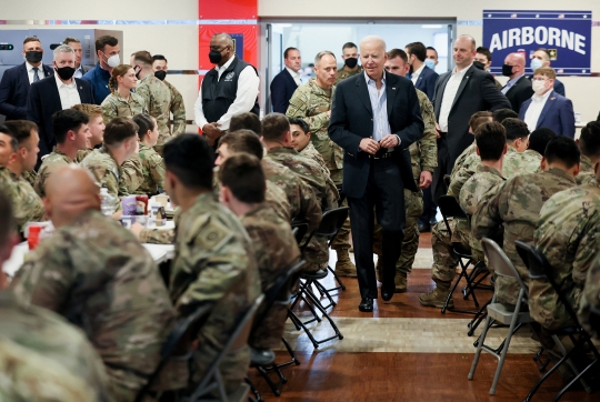 Joe Biden Temui Pasukan AS di Dekat Perbatasan Ukraina