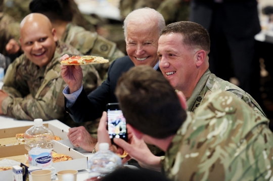 Joe Biden Temui Pasukan AS di Dekat Perbatasan Ukraina