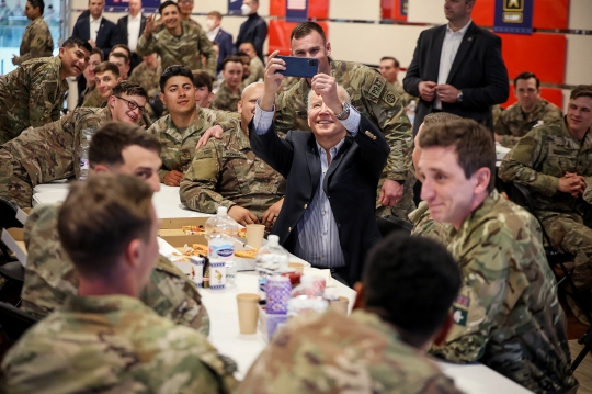 Joe Biden Temui Pasukan AS di Dekat Perbatasan Ukraina