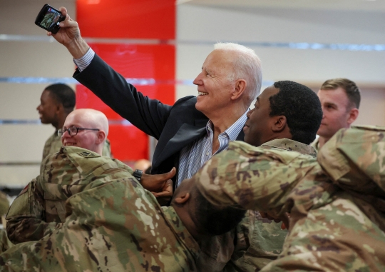 Joe Biden Temui Pasukan AS di Dekat Perbatasan Ukraina