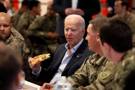 Joe Biden Temui Pasukan AS di Dekat Perbatasan Ukraina