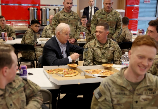 Joe Biden Temui Pasukan AS di Dekat Perbatasan Ukraina