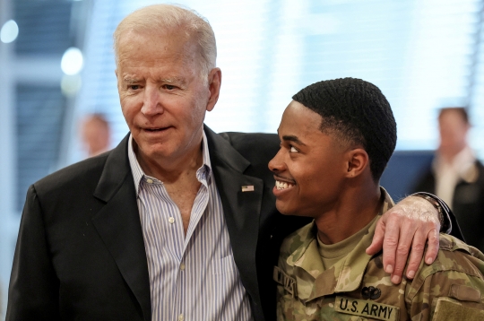 Joe Biden Temui Pasukan AS di Dekat Perbatasan Ukraina