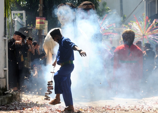 Aksi Menegangkan Warga Memegang Petasan Saat Pawai Ramadan