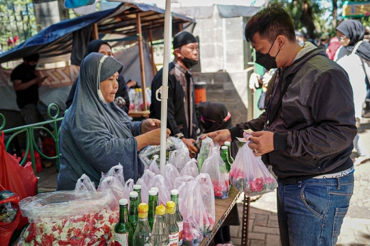 Berkah Penjual Bunga Tabur Musiman Jelang Ramadan