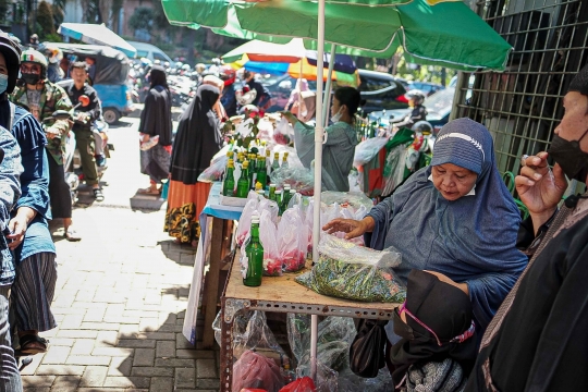 Berkah Penjual Bunga Tabur Musiman Jelang Ramadan