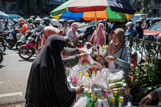 Berkah Penjual Bunga Tabur Musiman Jelang Ramadan