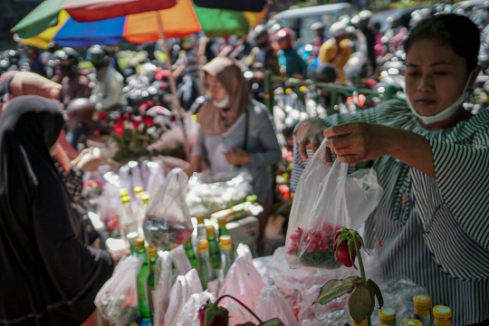 Berkah Penjual Bunga Tabur Musiman Jelang Ramadan