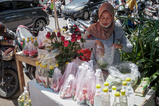 Berkah Penjual Bunga Tabur Musiman Jelang Ramadan