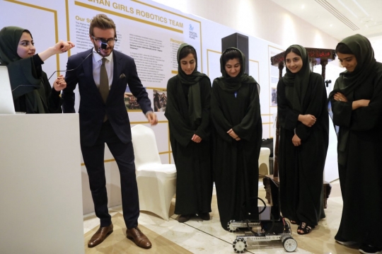 Ekspresi Kekaguman David Beckham Melihat Robot Buatan Wanita Afghanistan