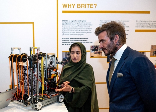 Ekspresi Kekaguman David Beckham Melihat Robot Buatan Wanita Afghanistan