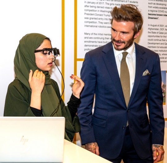 Ekspresi Kekaguman David Beckham Melihat Robot Buatan Wanita Afghanistan