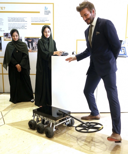 Ekspresi Kekaguman David Beckham Melihat Robot Buatan Wanita Afghanistan