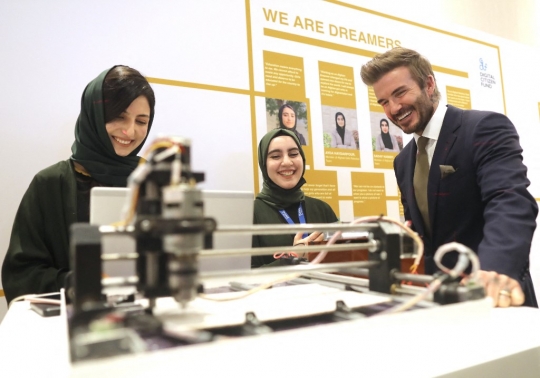 Ekspresi Kekaguman David Beckham Melihat Robot Buatan Wanita Afghanistan