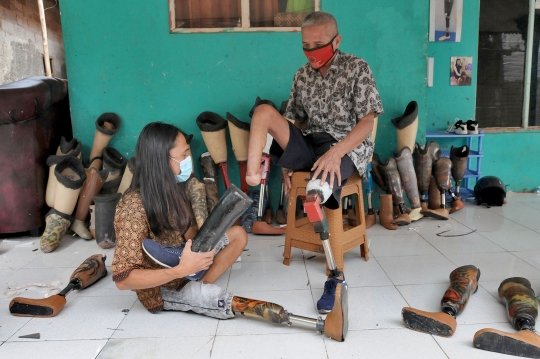 Semangat Penyandang Disabilitas Produksi Kaki Palsu