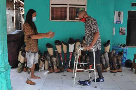 Semangat Penyandang Disabilitas Produksi Kaki Palsu