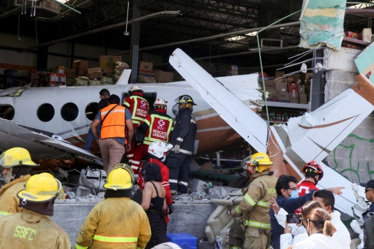 Tiga Orang Tewas Usai Pesawat Menghantam Supermarket di Meksiko