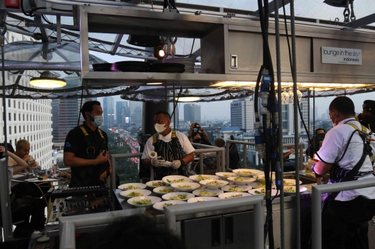 Sensasi Lounge in The Sky di Ketinggian Jakarta