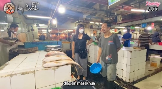 Potret Ussy Sulistiawaty Borong Ikan di Pasar, Penampilannya Sukses Mencuri Perhatian