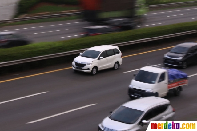 Mobil melintasi jalan tol Tangerang-Jakarta di Tangerang, Banten, Rabu (30/3/2022). Mulai April 2022 Korlantas Polri akan menerapkan tilang elektronik bagi pengendara yang memacu kecepatan hingga 120 km per jam di jalan tol.
