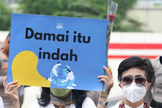 Aksi Setangkai Kembang dan Satu Nyanyian untuk Perdamaian Rusia-Ukraina